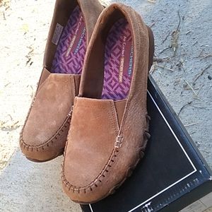 Sketchers suede slip on